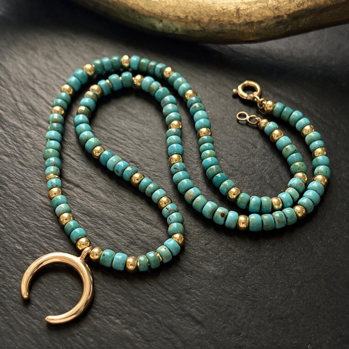 Minimalist Moon Pendant Choker – Gold-Plated Seed Bead Light-Luxury Jewelry